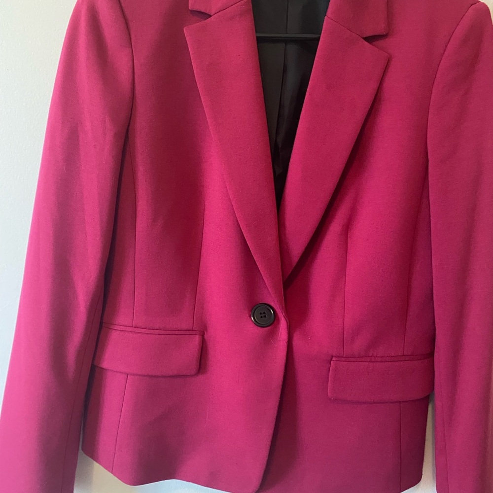 Women's Fuchsia Blazer size 6, it’s in top shape!